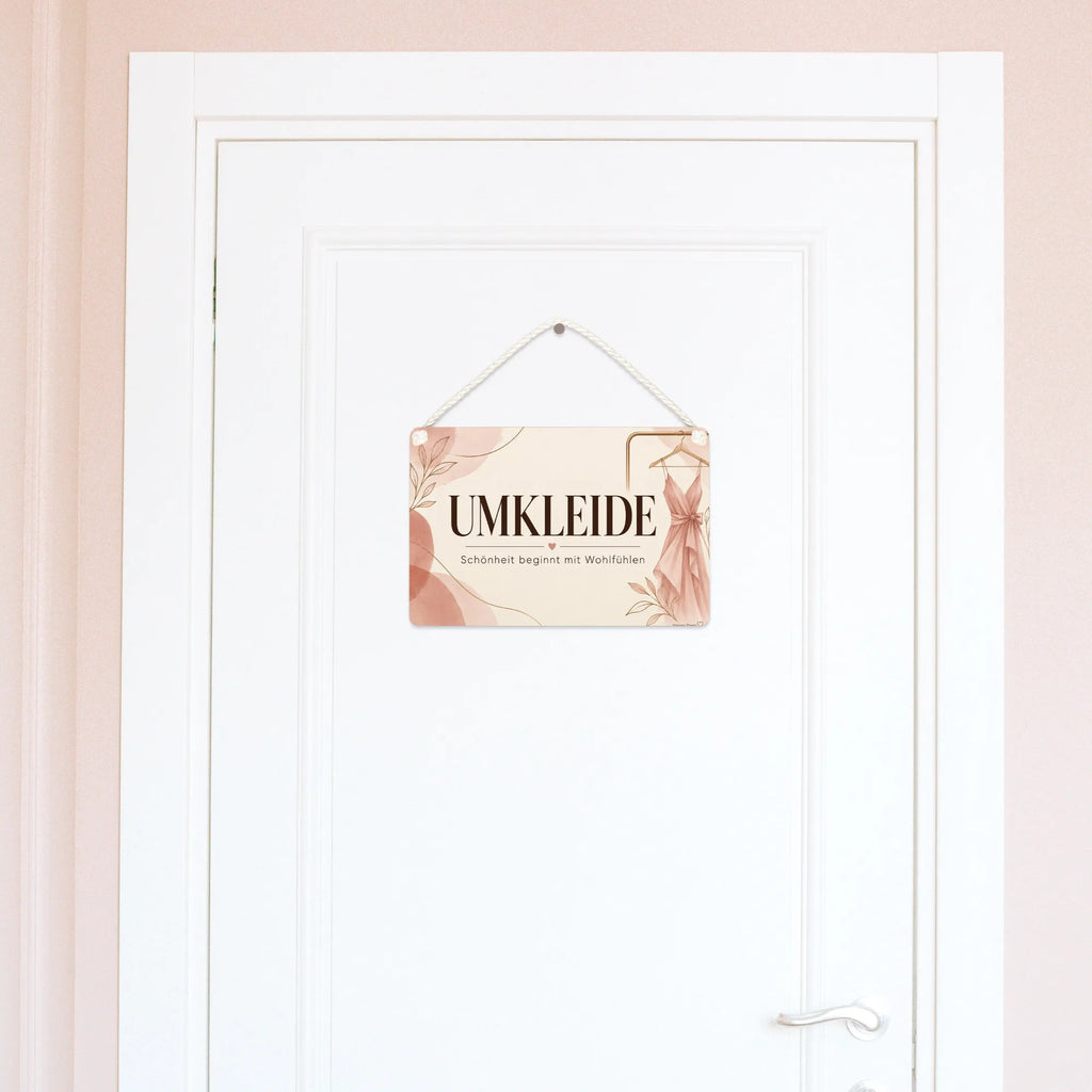 Elegantes Schild für die Umkleide mit Kleiderbügel|p:2020126|h:a712b00d48ee3e53f1d64ff59ff1777b