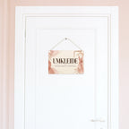 Elegantes Schild für die Umkleide mit Kleiderbügel|p:2020126|h:a712b00d48ee3e53f1d64ff59ff1777b