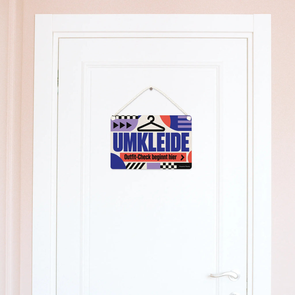 Trendiges Schild für die Umkleide mit Kleiderbügel|p:2020129|h:05de11507478d6f0ee18cb4e1c70e375