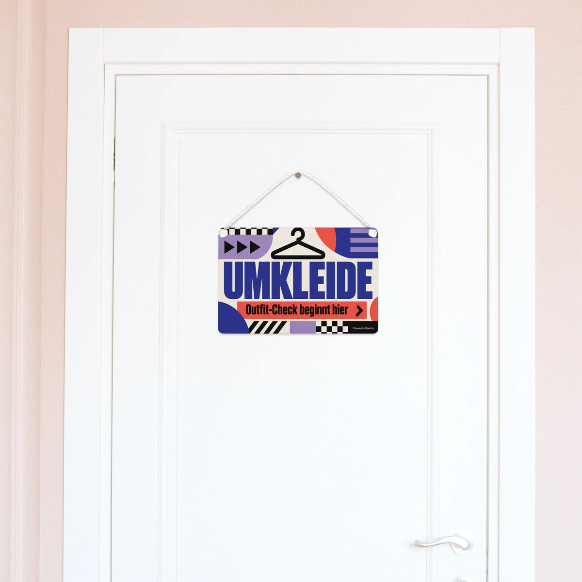 Trendiges Schild für die Umkleide mit Kleiderbügel