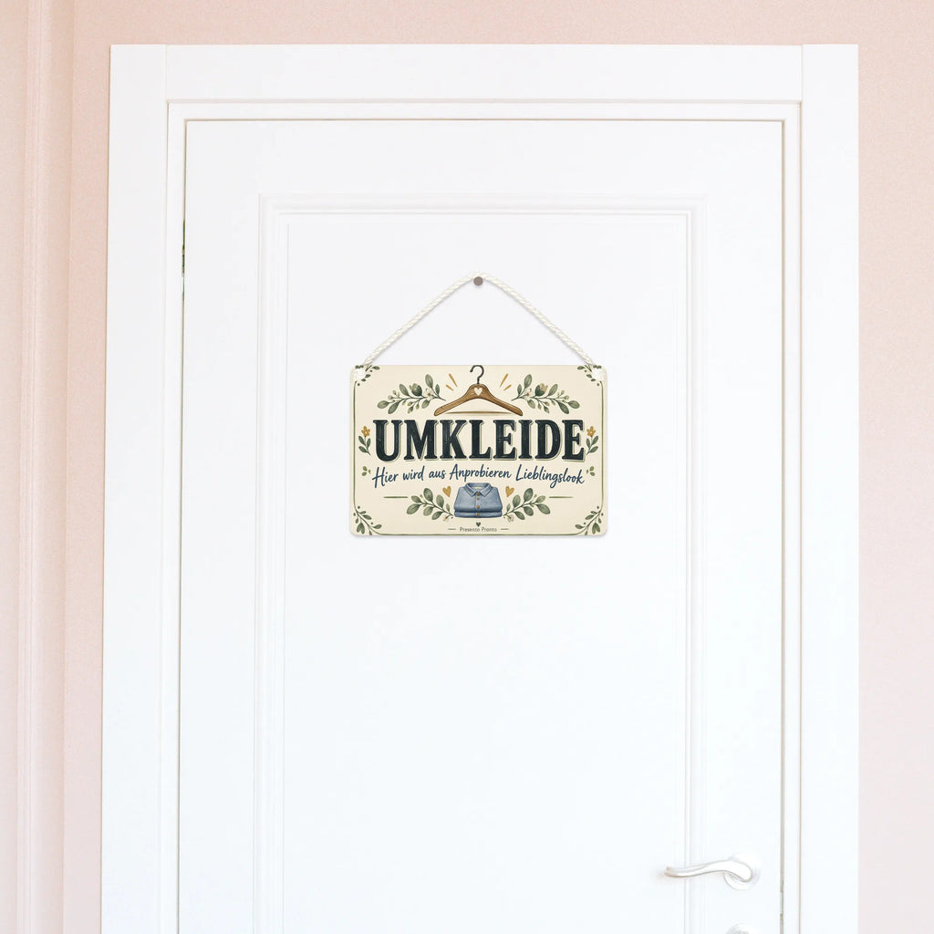 Einladendes Schild für die Umkleide mit Kleiderbügel|p:2020131|h:4ba30e8e1376b4c4583839a6bd612f00