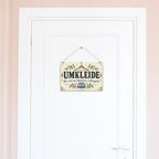 Einladendes Schild für die Umkleide mit Kleiderbügel|p:2020131|h:4ba30e8e1376b4c4583839a6bd612f00