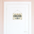 Einladendes Schild für die Umkleide mit Kleiderbügel|p:2020132|h:0c6cf499039177abce6c24807466d258