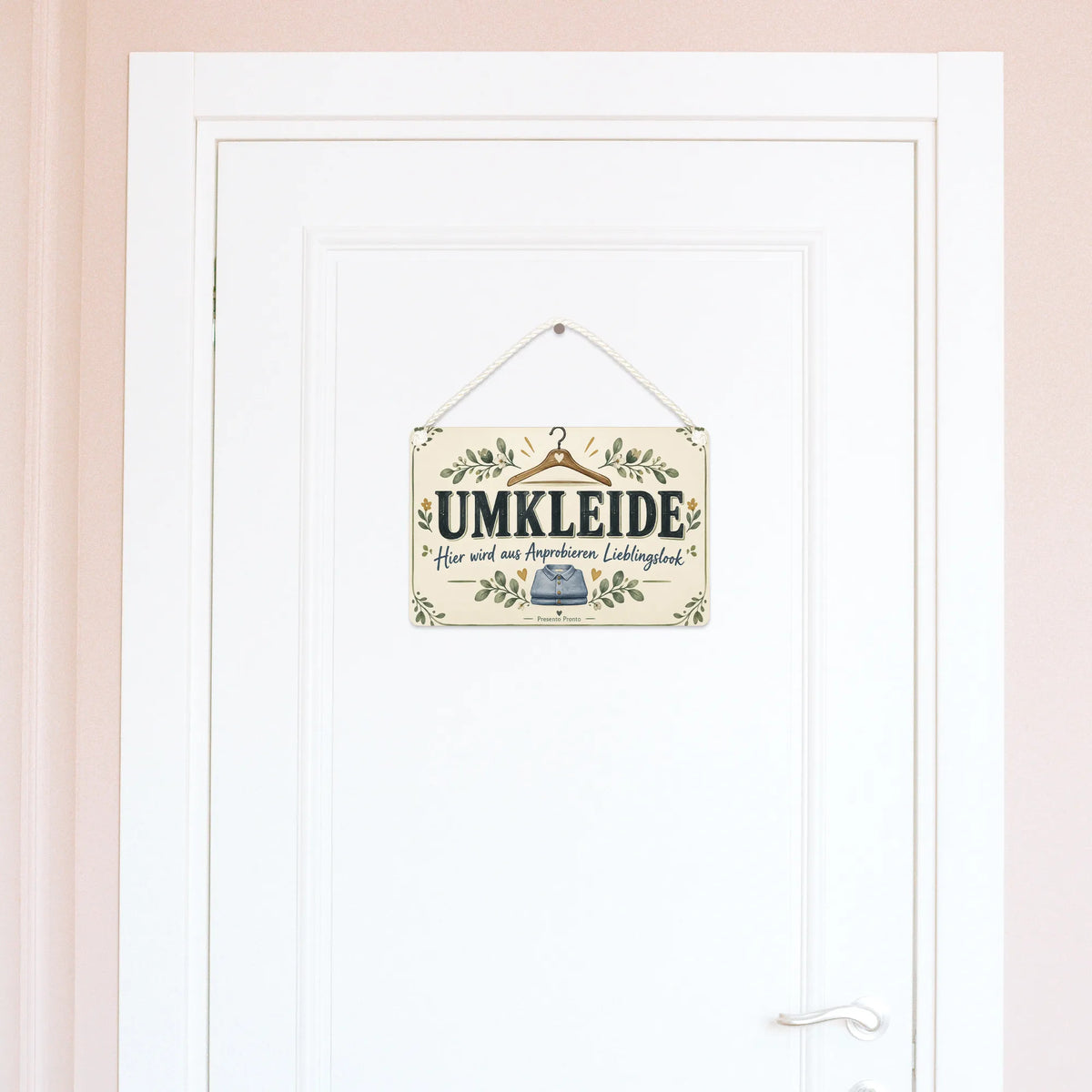Einladendes Schild für die Umkleide mit Kleiderbügel