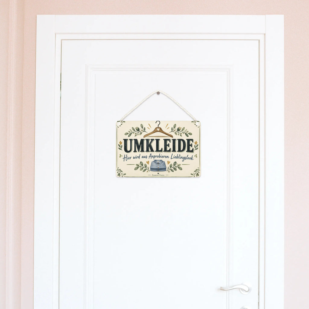 Einladendes Schild für die Umkleide mit Kleiderbügel|p:2020133|h:be1e173d36a1e977c4db29915c322a84