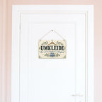 Einladendes Schild für die Umkleide mit Kleiderbügel|p:2020133|h:be1e173d36a1e977c4db29915c322a84