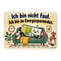 Lustiger Kühlschrankmagnet für Faule als Batterie auf Sofa