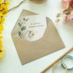 Stille Klappkarte zur Trauer mit weißer Wildblume|p:2020258|h:b647624ed01a5eaa532f446401660476