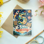 Abenteuerliche Geburtstagskarte zum 5. Geburtstag mit Rakete|p:2020426|h:dd972838054c42c4490f6d42df03d910