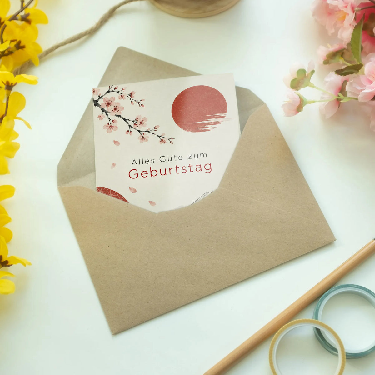 Elegante Japanische Geburtstagskarte mit roter Sonne und Sakura