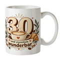 Elegante Tasse zum 30. Geburtstag mit Kaffee und Croissant