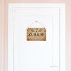 Gemütliches Holzschild Home für Zuhause mit Herzfenster|p:2020722|h:9fb9c23f9603a0a37983ee6a4a7e1411