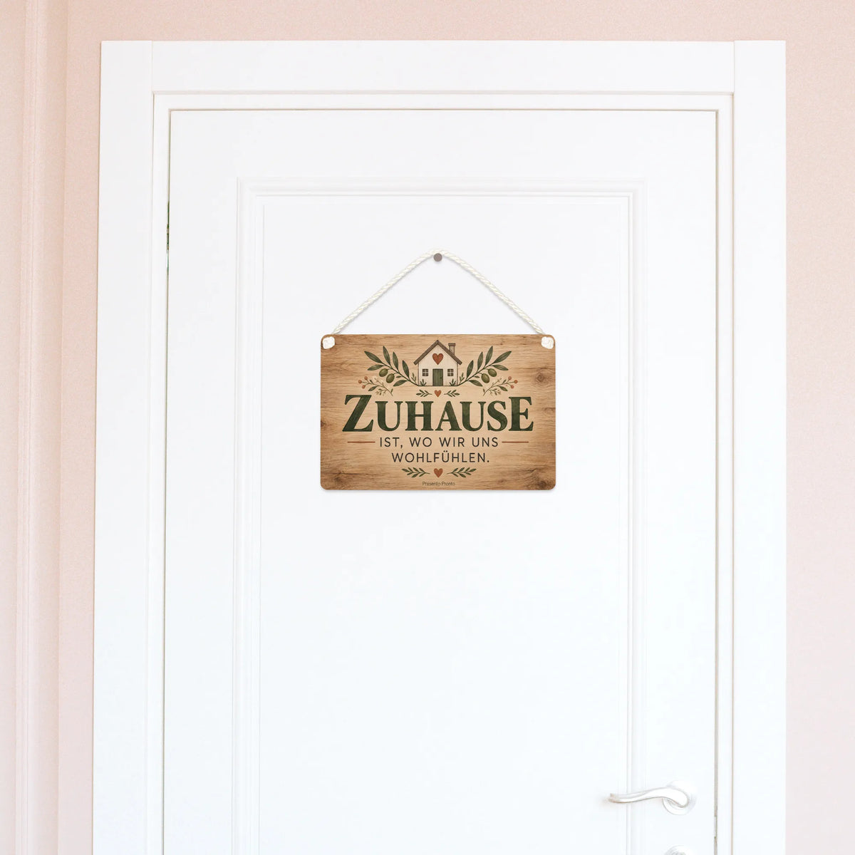 Gemütliches Holzschild Home für Zuhause mit Herzfenster