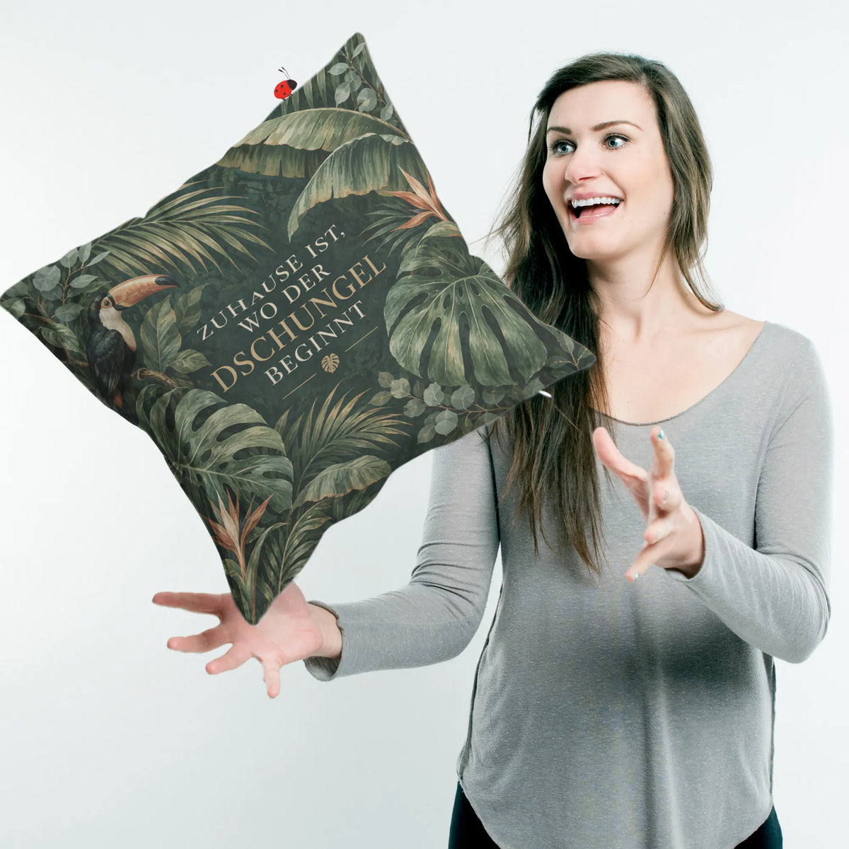 Gemütliches Dschungel Dekokissen für Pflanzenfans mit Monstera