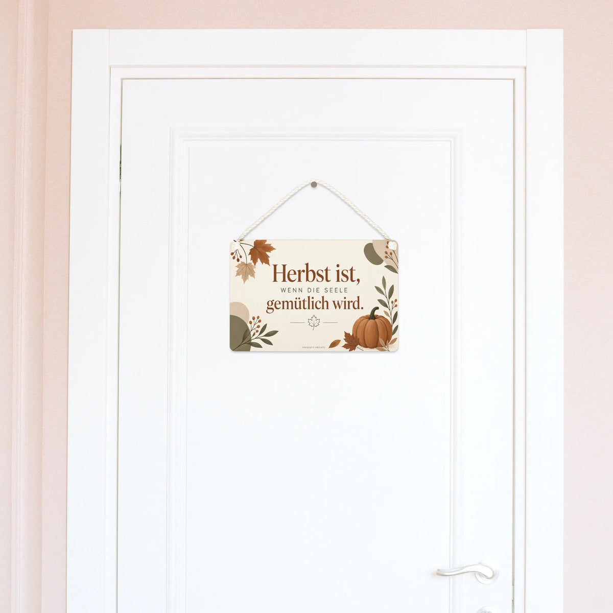 Gemütliches Holzschild für den Herbst mit Kürbis