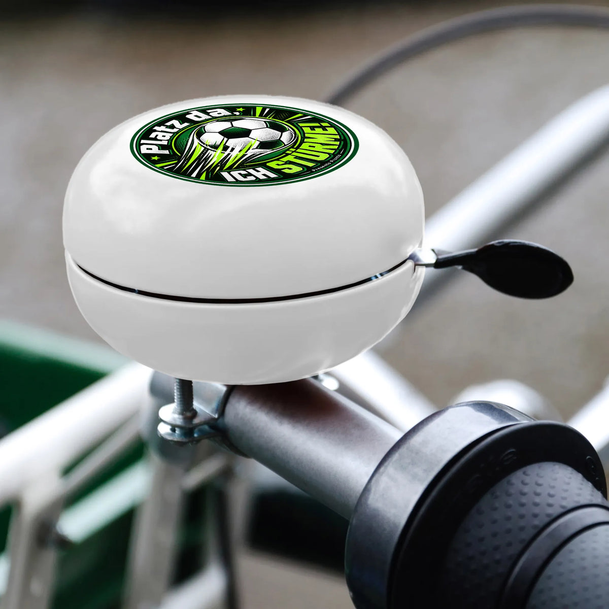 Lustige Fahrradklingel für Fußballfans mit stürmendem Ball
