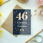 Lustige Karte zum 46. Geburtstag mit Zahl 46 in Dunkelblau|p:2021124|h:664b4ccb133a515d2b7f72675374e3fd