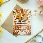 Lustige Geburtstagskarte zum 43. Geburtstag mit Retrostrahlen|p:2021129|h:f5b187706558f44c3d57f7c444054fd9