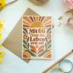 Optimistische Geburtstagskarte zum 66. Geburtstag mit aufgehender Sonne|p:2021189|h:58e0c1b176f24b6c042549160d306341