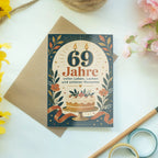 Festliche Geburtstagskarte zum 69. Geburtstag mit goldenen Zahlkerzen|p:2021190|h:c900a51a75c8d9b7fa50f232ef7d7189