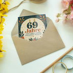 Festliche Geburtstagskarte zum 69. Geburtstag mit goldenen Zahlkerzen|p:2021190|h:7efec419c9a16ab6c14c3b814f6e55ba