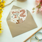 Fröhliche Geburtstagskarte zum 2. Geburtstag mit Bär|p:2021274|h:cf1dd6af9981296ba97b6fd99118ca42
