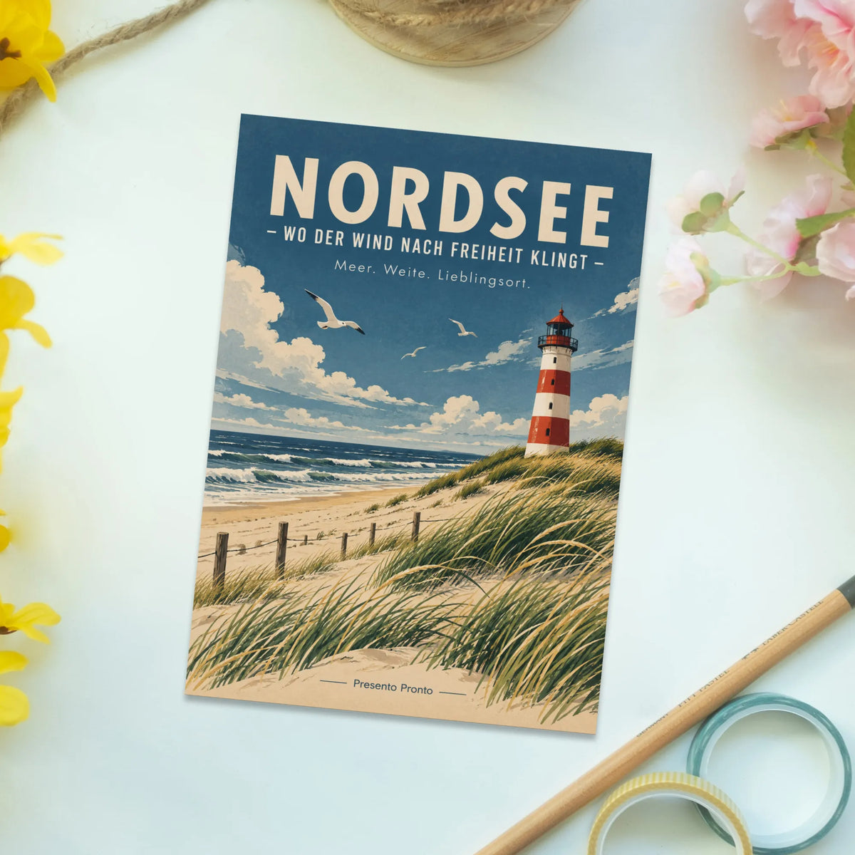 Nostalgische Urlaubspostkarte von der Nordsee mit Leuchtturm