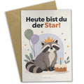 Lustige Geburtstagskarte mit feierndem Waschbär