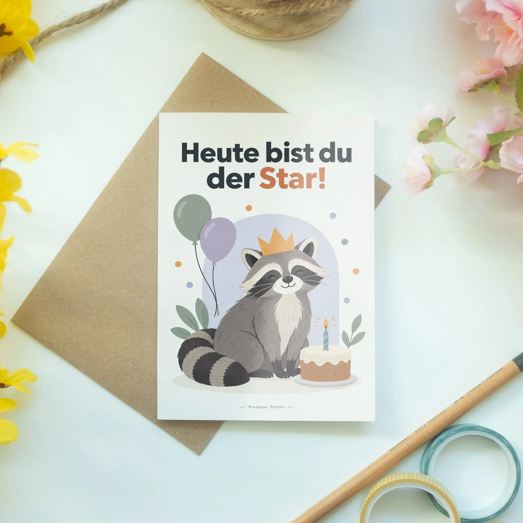 Lustige Geburtstagskarte mit feierndem Waschbär|p:2021417|h:47706bed68dca9a54b76ebdf98fd3bc7