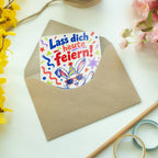 Fröhliche Geburtstagskarte mit Hase und Konfetti|p:2021511|h:995a2fdb651e9de9f646d9f958165edf