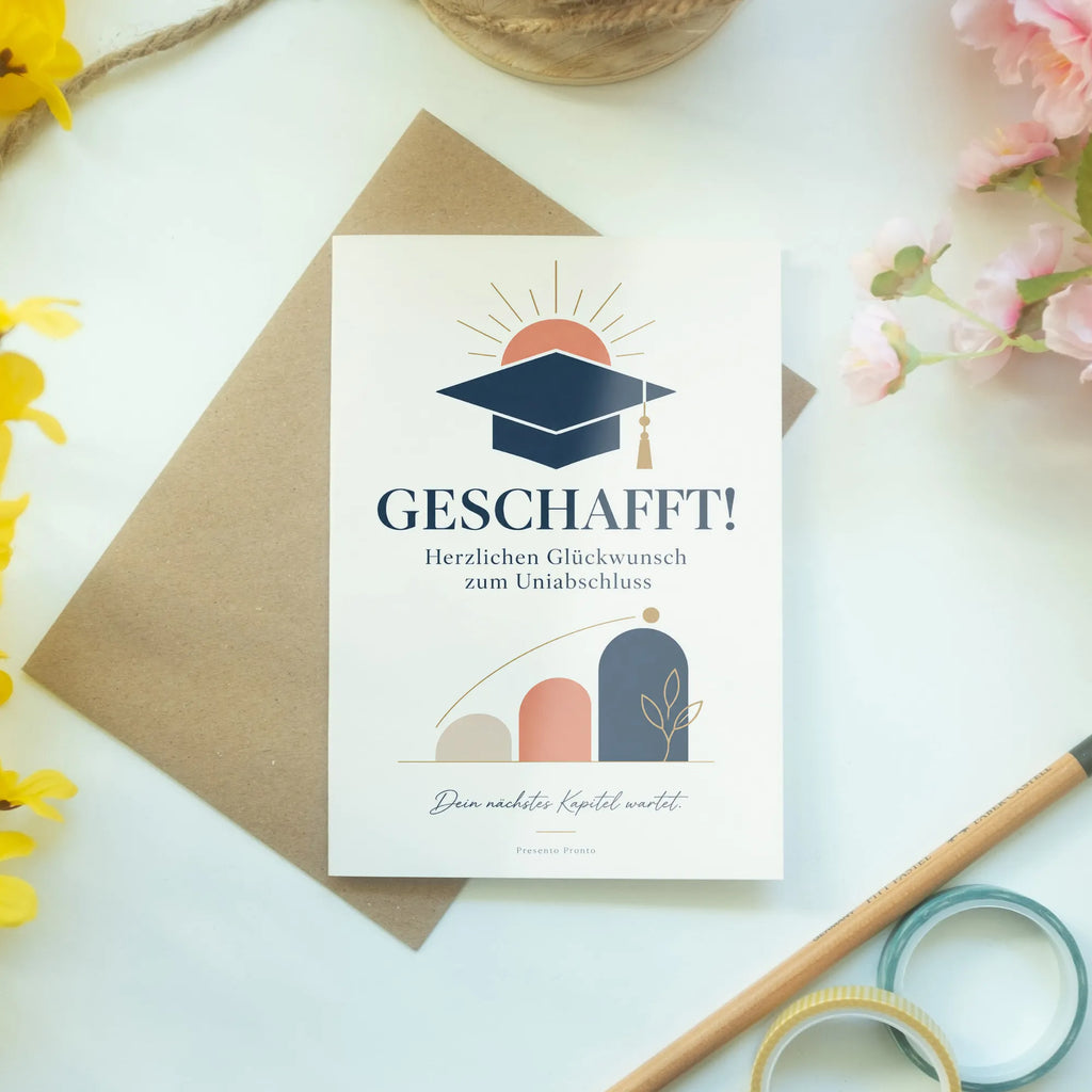 Herzliche Glückwunschkarte zum Uniabschluss mit Absolventenhut|p:2021519|h:1921f7fc660aeaeb503b7fe69a4ec940