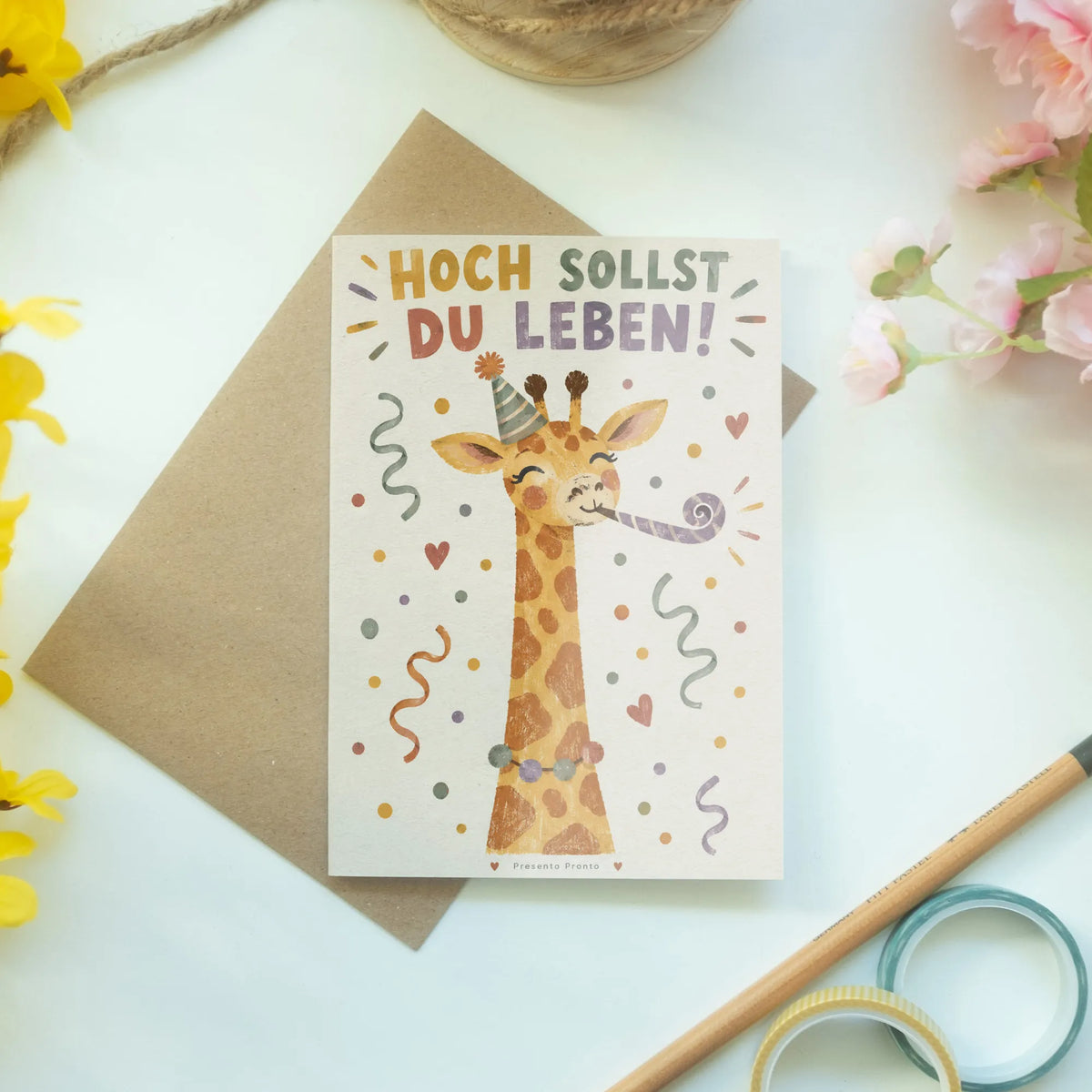 Lustige Geburtstagskarte mit feiernder Giraffe