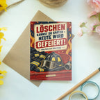 Lustige Geburtstagskarte für Feuerwehrmann mit Feuerwehrhelm|p:2021564|h:a6dac351d60e2994d54bf75452996e7c