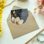 Elegante Geburtstagskarte für Mama mit Magnolienblüte|p:2021604|h:041ae95d7dd2c4c942b42a8e659ecd7c