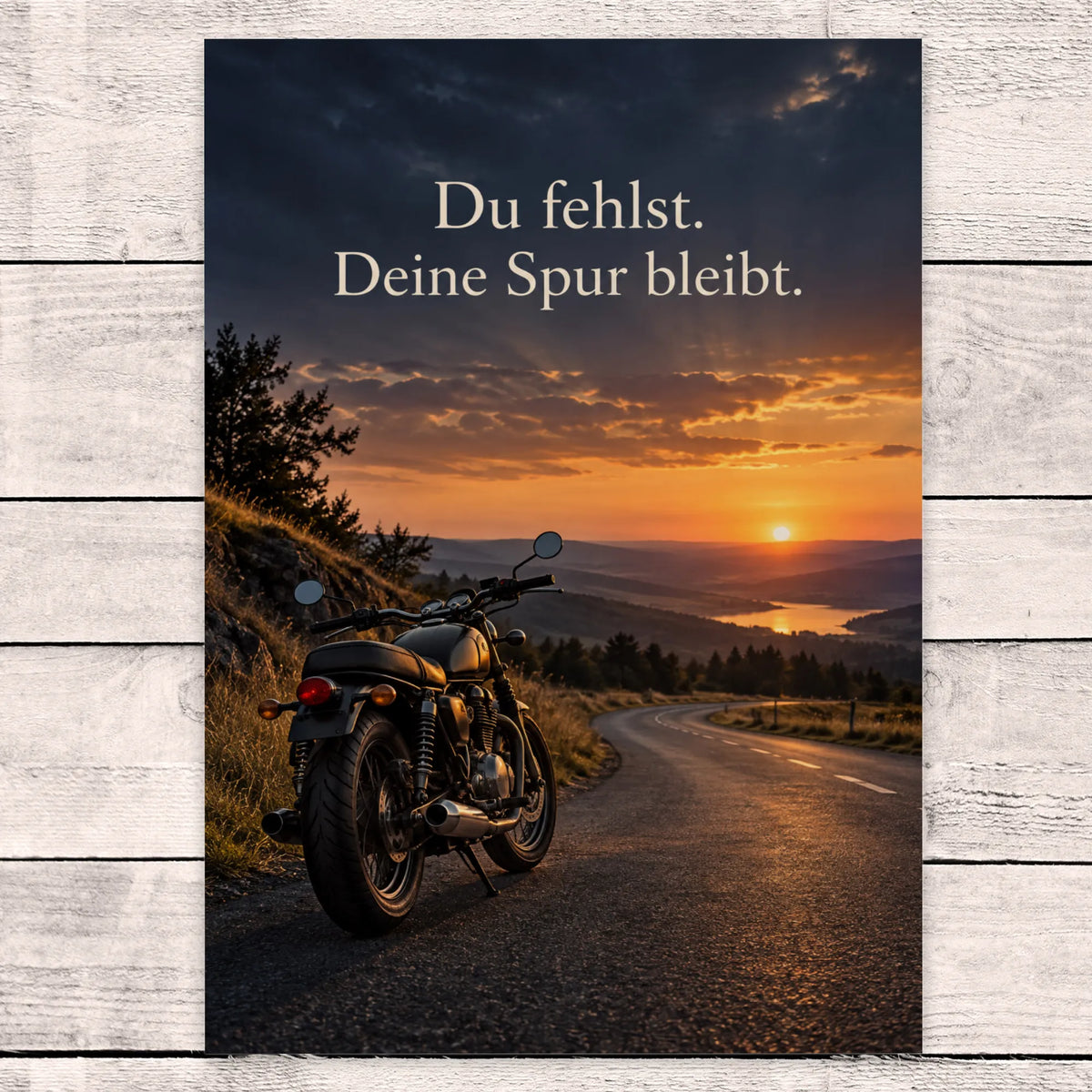 Einfühlsame Trauerkarte für Motorradfahrer mit Dämmerungshimmel