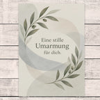 Tröstliche Trauerkarte mit Umarmung aus Olivenzweigen|p:2022199|h:c47451af594413a66702b050e0f10571
