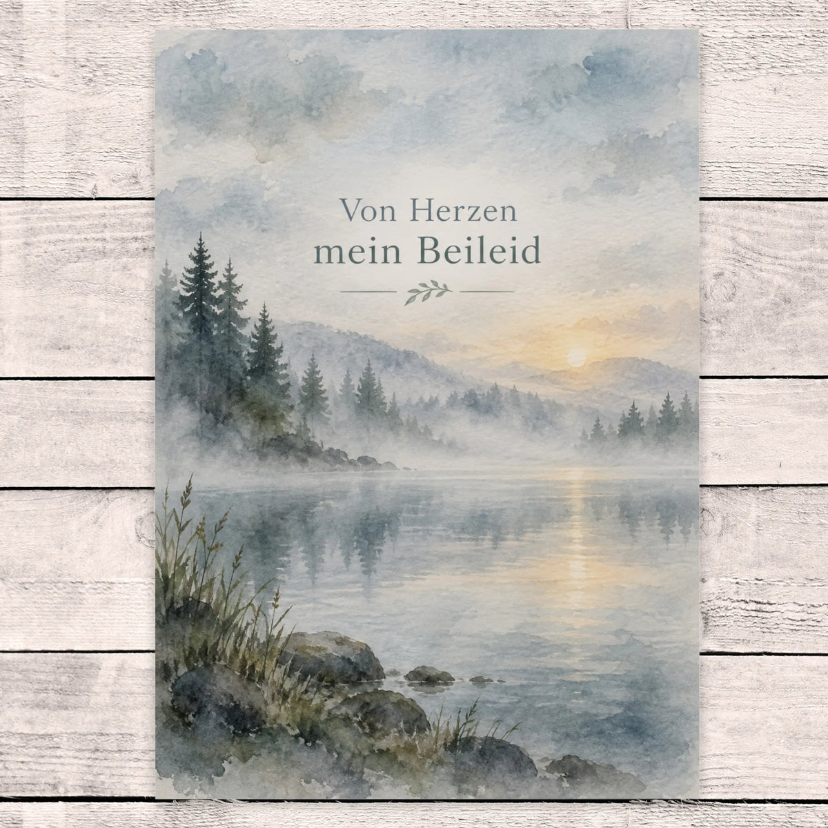 Einfühlsame Beileidskarte mit stillem See bei Tagesanbruch