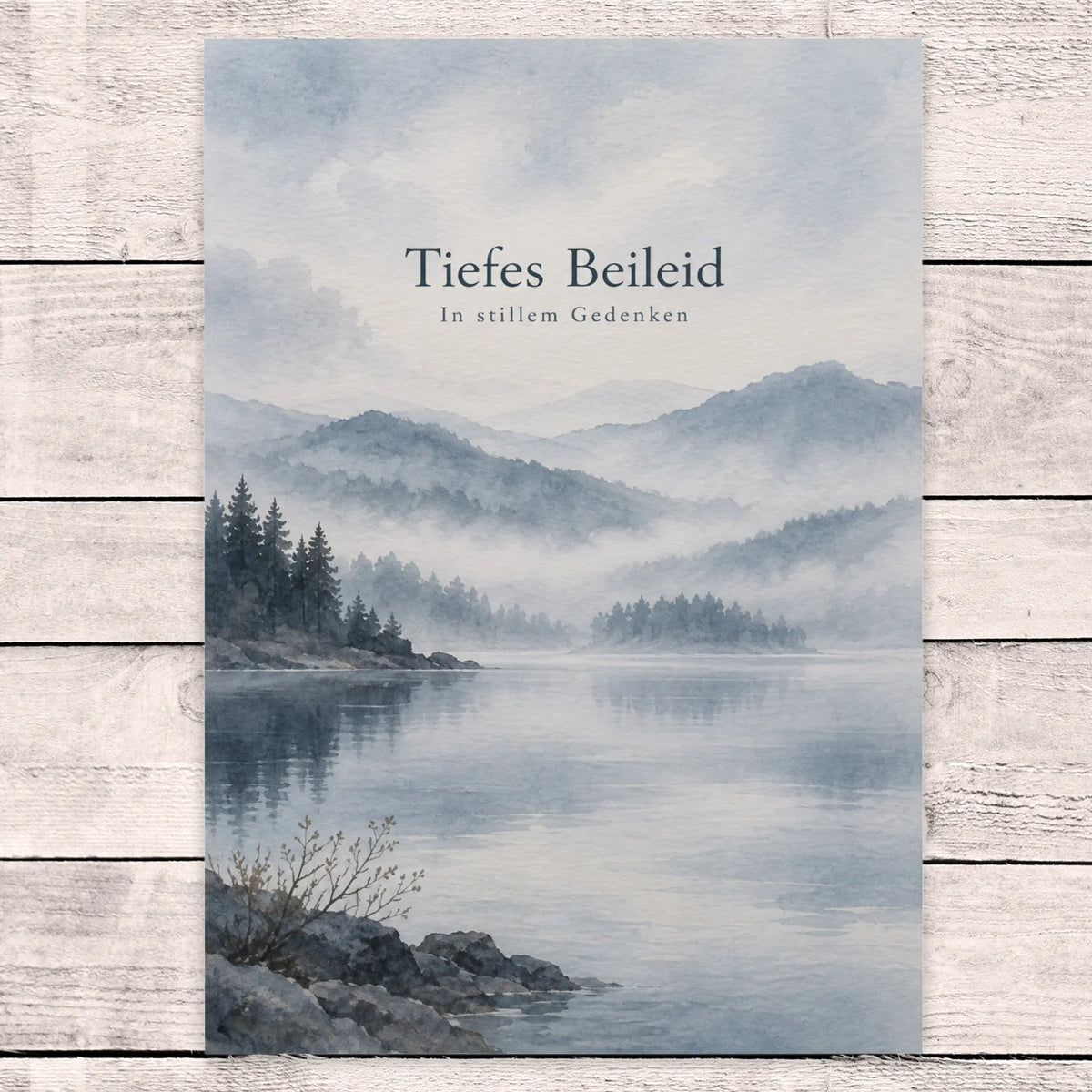 Einfühlsame Trauerkarte Tiefes Beileid stiller See im Nebel