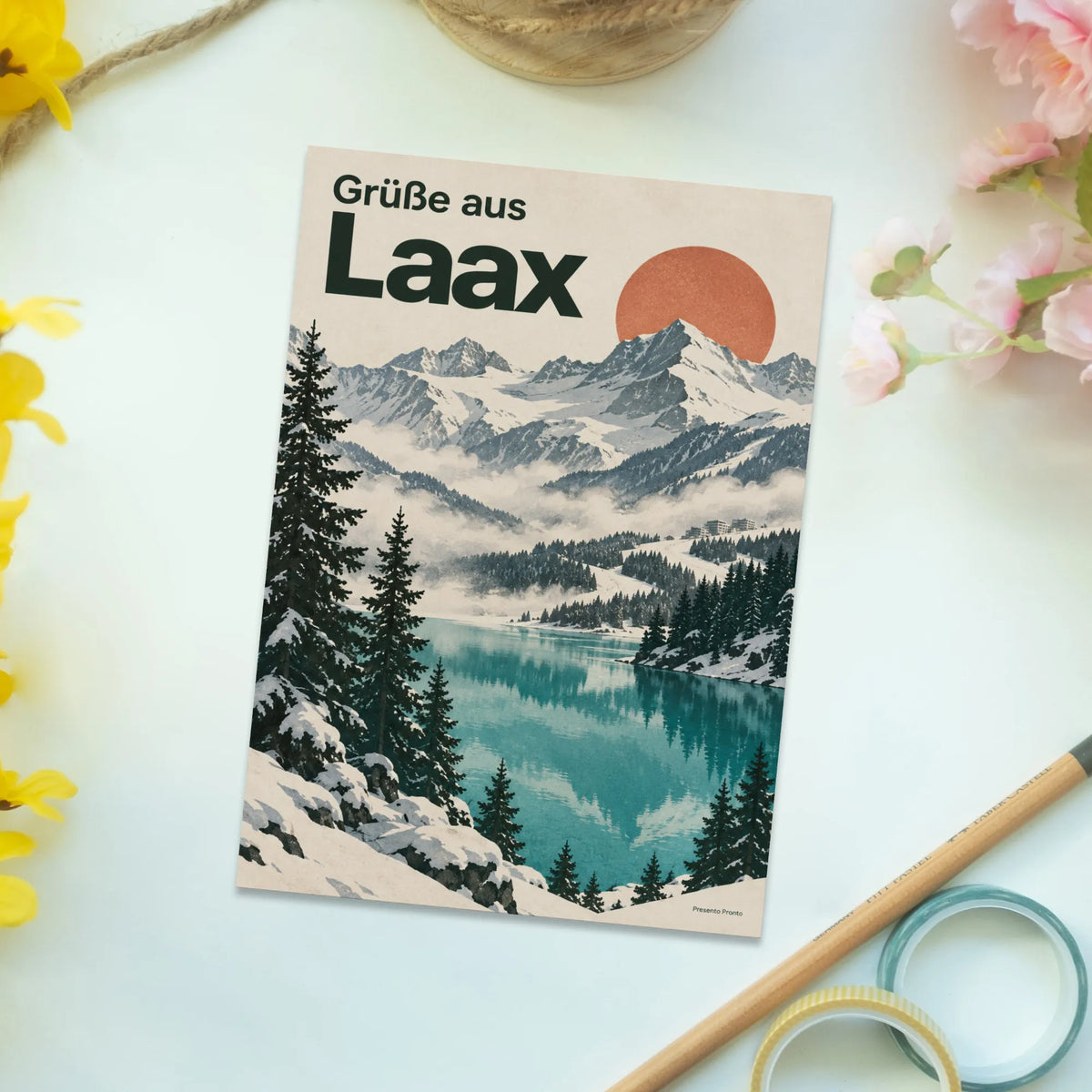 Herzliche Grüße aus Laax Urlaubspostkarte mit Bergsee