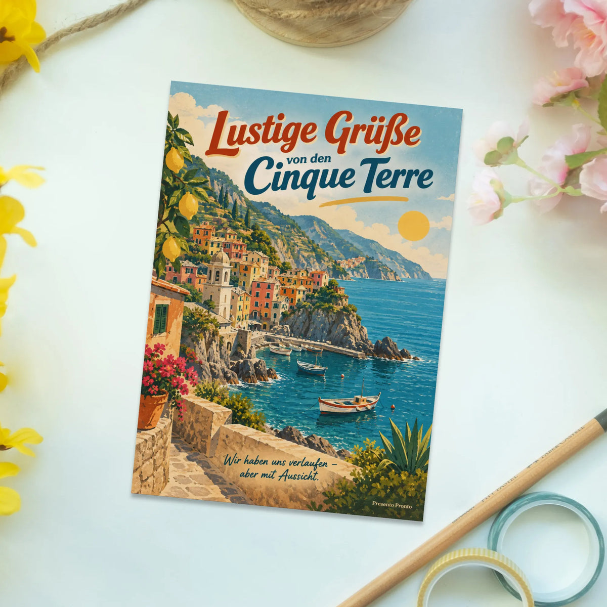 Lustige Grüße aus den Cinque Terre Postkarte mit Fischerbooten