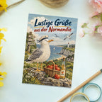 Lustige Grüße aus der Normandie Postkarte mit Möwe im Matrosenhut|p:2023624|h:c5b595db0fe2e3a8968532fea8bb9e3e