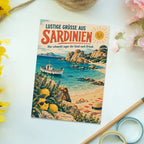 Lustige Grüße aus Sardinien Postkarte mit Strand und Boot|p:2023666|h:538e7f4cfd387fd8d3159d933e264dcb